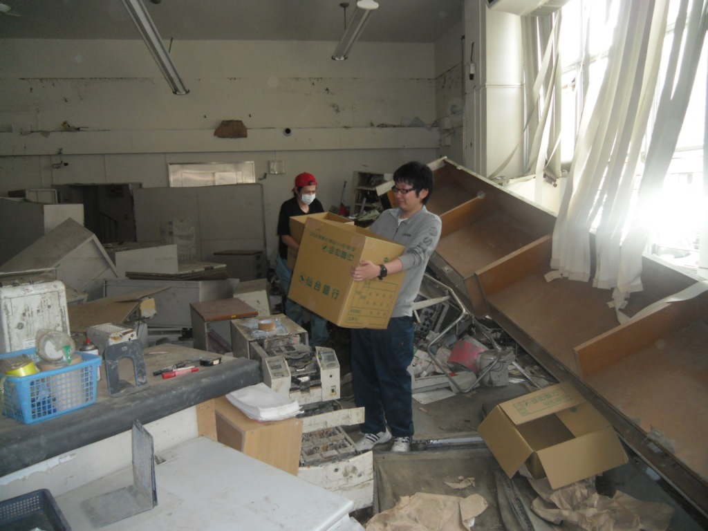 震災発生直後の店内と復旧作業の様子1